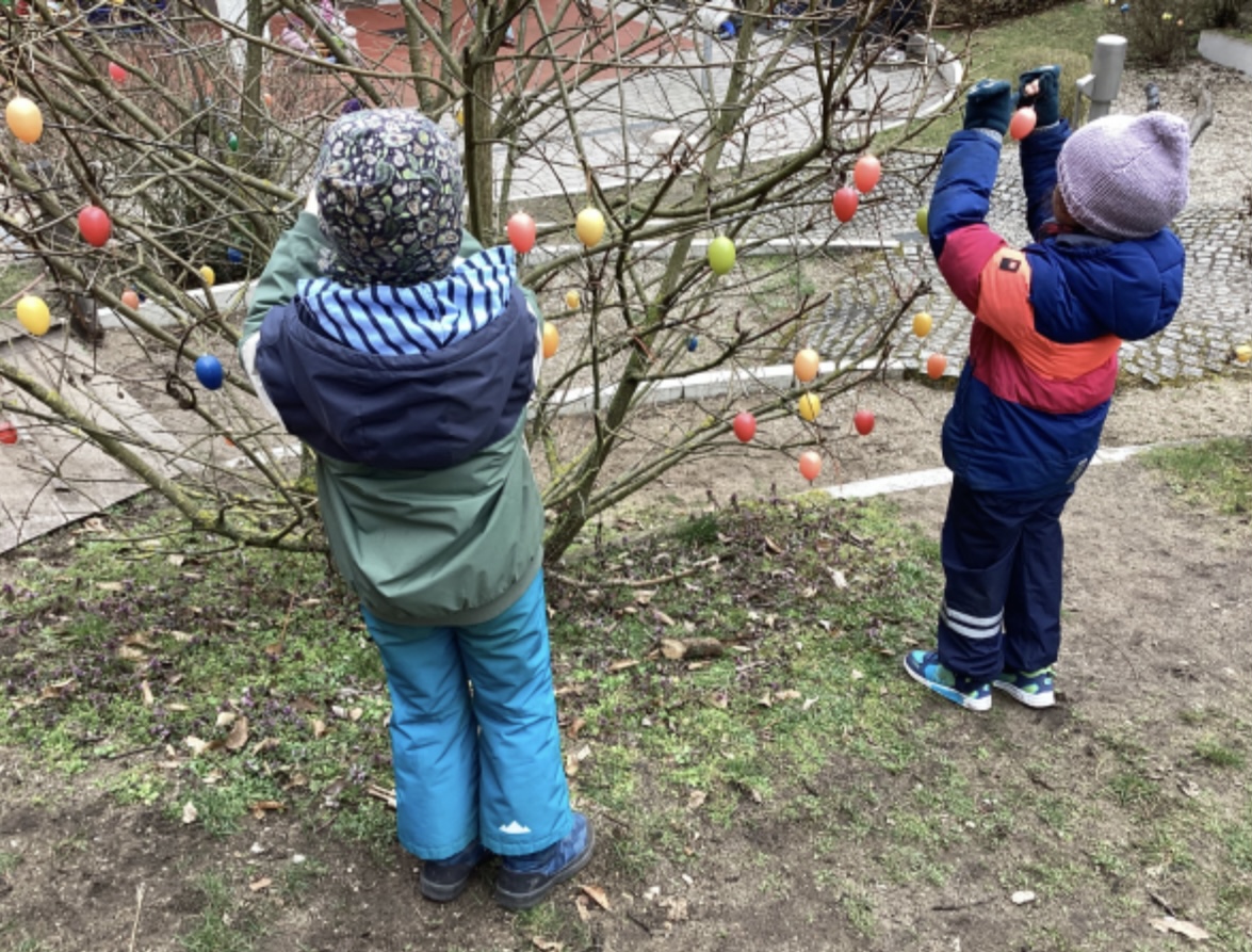 Schmücken des Gartens zu Ostern