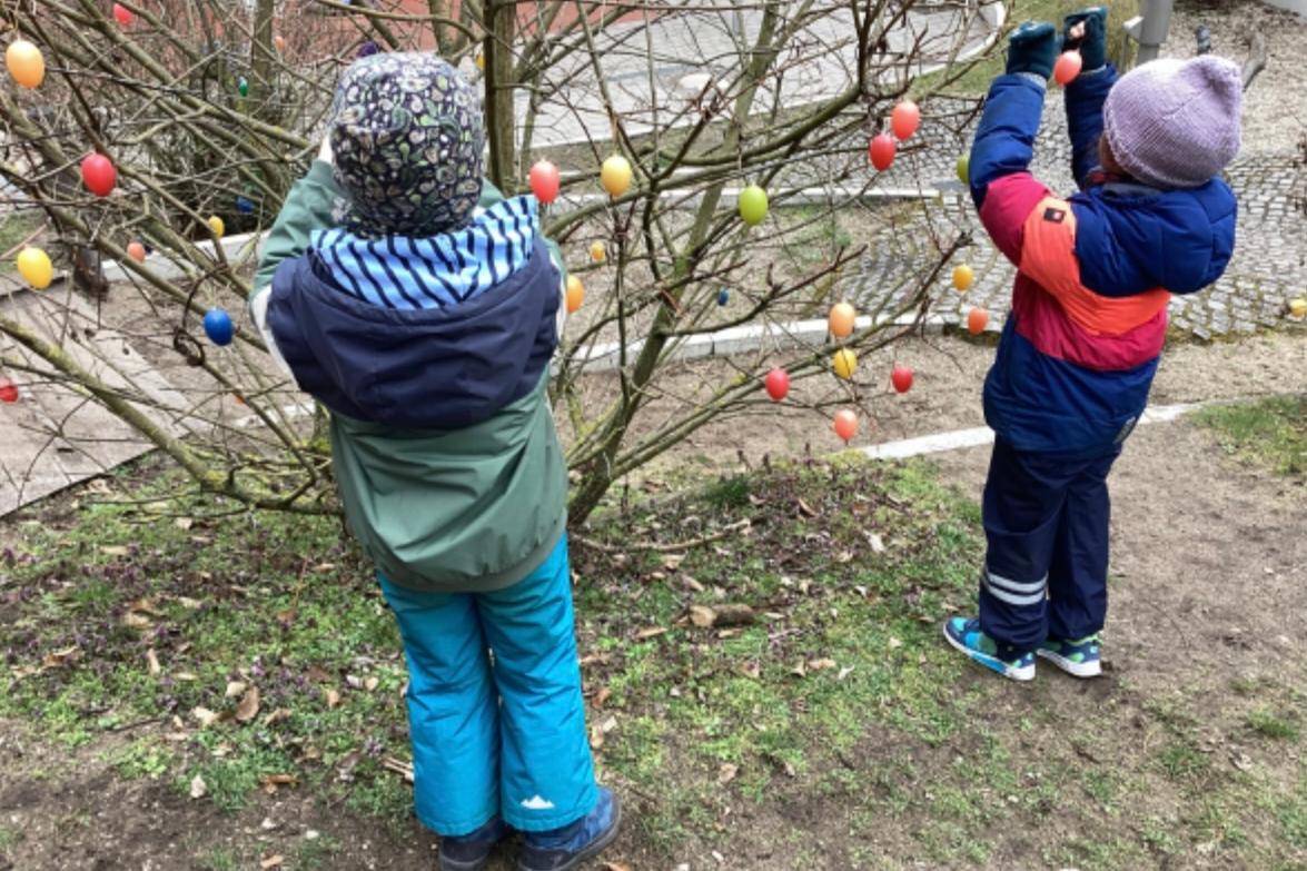Schmücken des Gartens zu Ostern